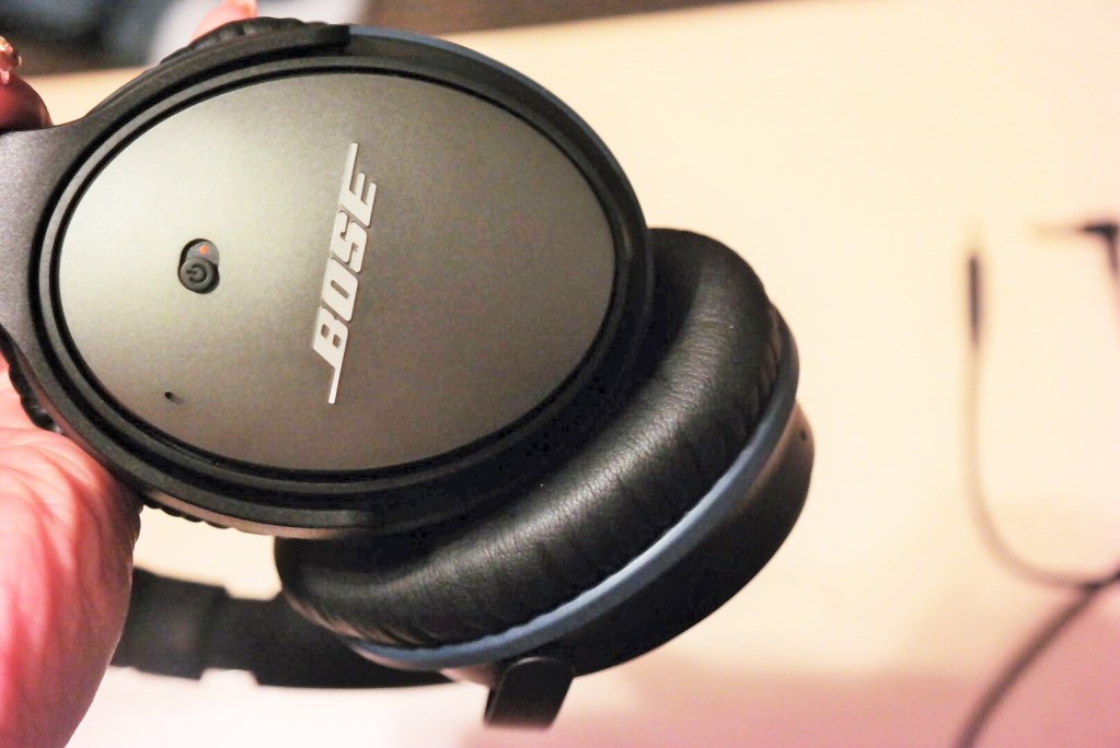 Bose QuietComfort 25 Headphones Review - QC 25 - Analie Cruz - noise canceling button