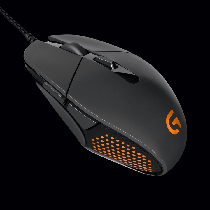 Shows off New Gaming Mouse -