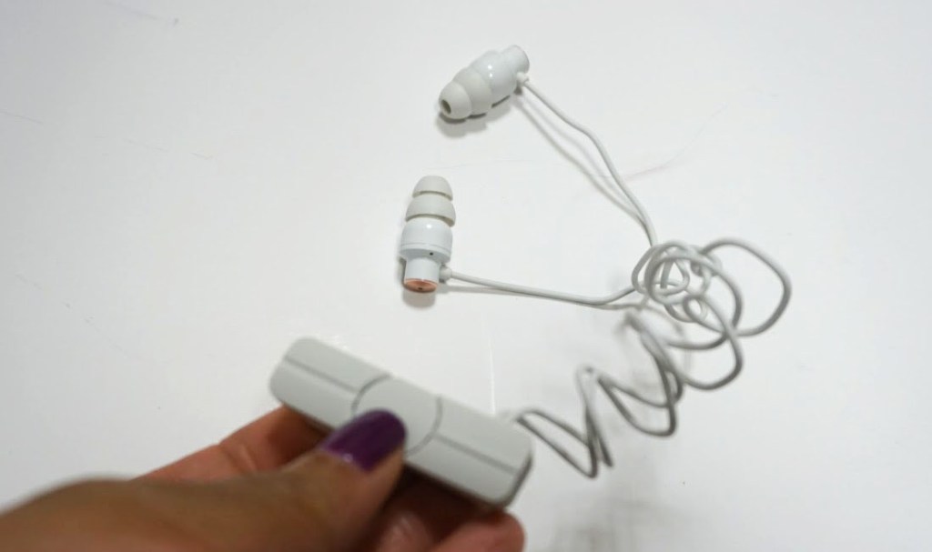 iFrogz Impulse Wireless earbuds - control clip 