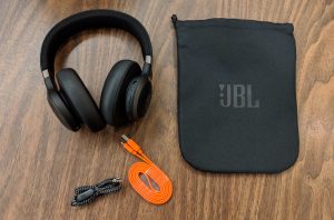 Contents - JBL LIVE 650BTNC wireless over-ear Headphones Review (18)